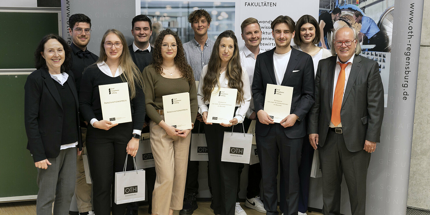 Die Preisträger des Josef-Stanglmeier-Preises 2023 mit ihren Unterstützern (v. l.): OTH-Vizepräsidentin Klaudia Winkler, Jakob Wittmann, Elisabeth Hockemeyer, Jeremy Weindler, Andrea Florea, Aaron Paulsen, Christina Ringlstetter, Leon Kainhuber, Maximilian Ferenz, Anna Kortz (vertrat die verhinderte Preisträgerin Anna Finsterle) und Johannes Paintl, Vorsitzender der Josef-Stanglmeier-Stiftung. Foto: Florian Hammerich/OTH Regensburg