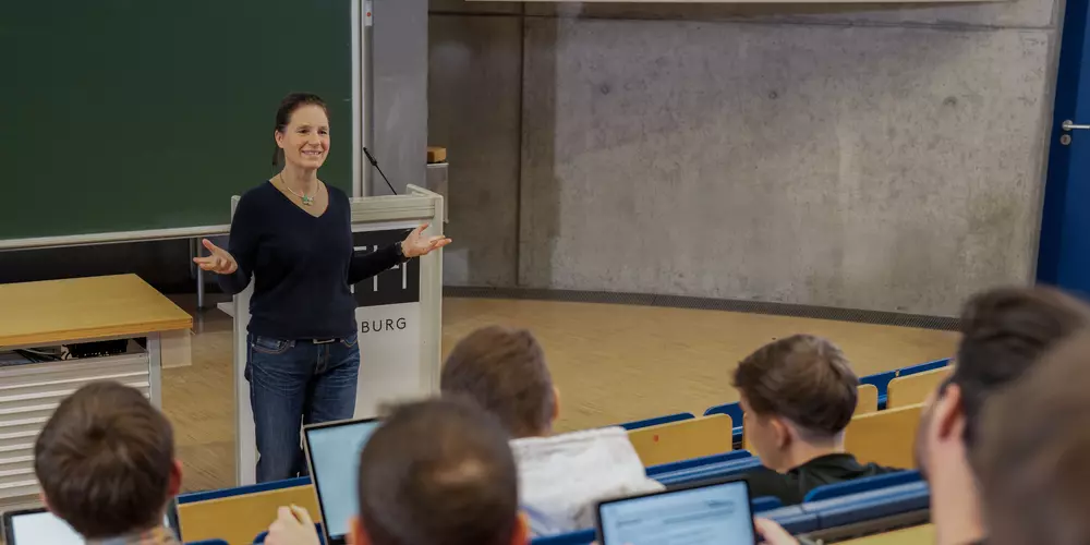 eine Professorin im Hörsaal (Lehrsituation) 