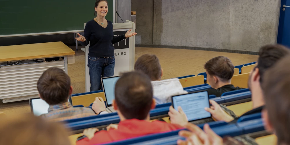 eine Professorin im Hörsaal (Lehrsituation) 
