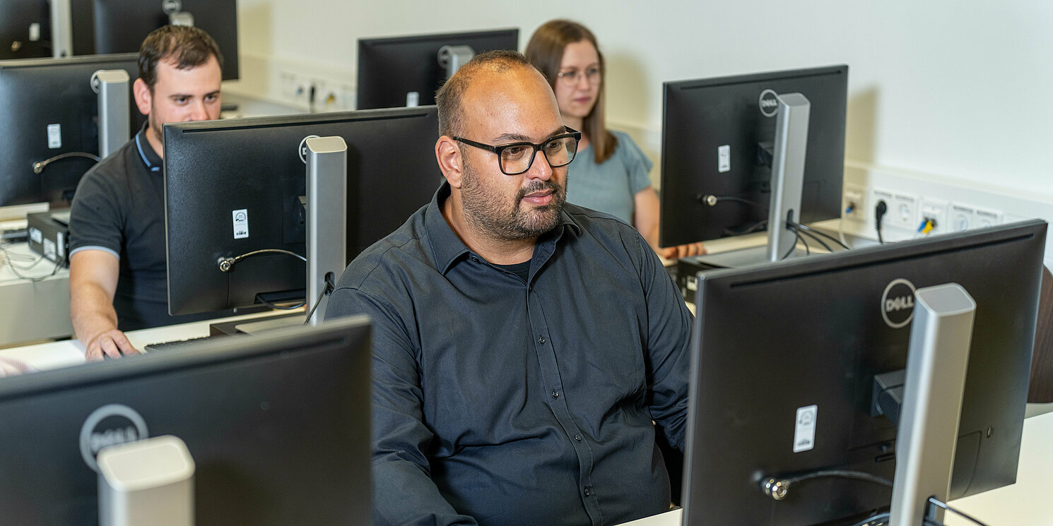 Studierende arbeiten in einem CIP-Pool an ihren Rechnern. 