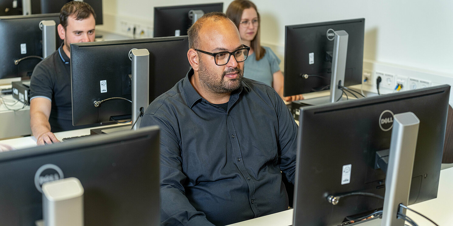 Studierende arbeiten in einem CIP-Pool an ihren Rechnern. 