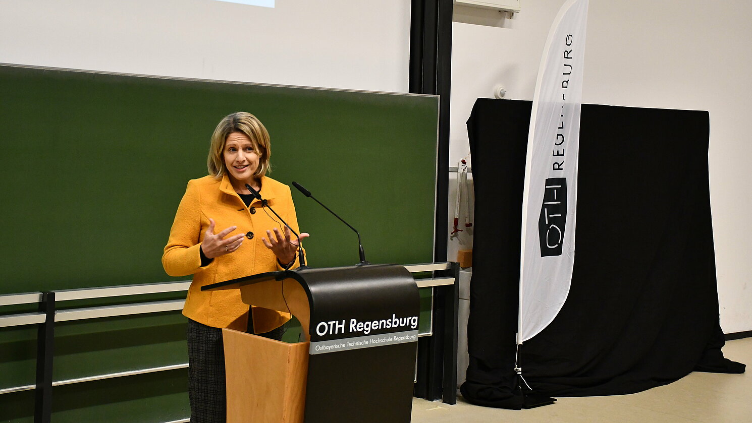 Bürgermeisterin Dr. Astrid Freudenstein ermunterte die Studierenden, Regensburg zu erkunden. Foto: OTH Regensburg/Michael Hitzek