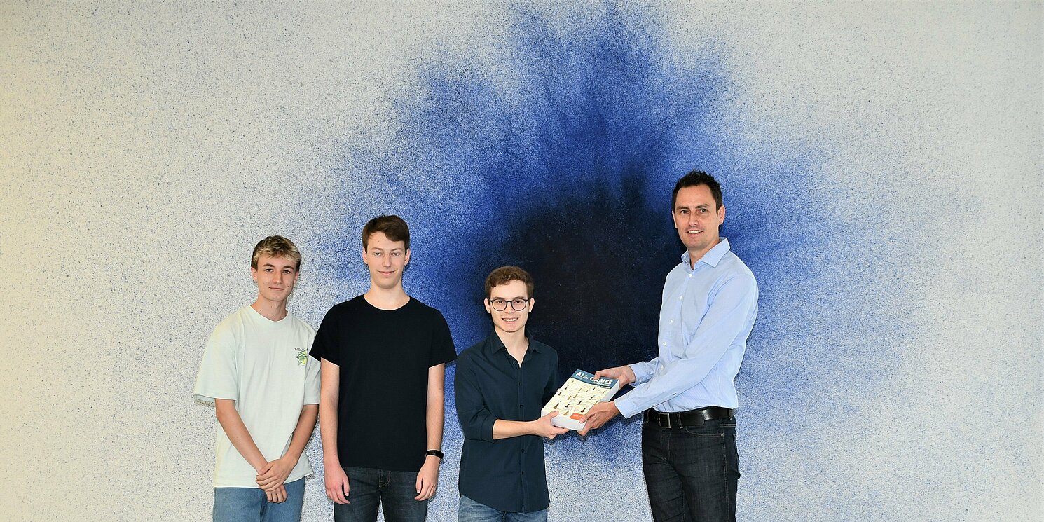 Das erfolgreiche Team: (v.l.) Daniel Spachtholz, Tim Wagner, Paul Eißele mit Prof. Dr. Carsten Kern Foto: Simone Grebler/OTH Regensburg