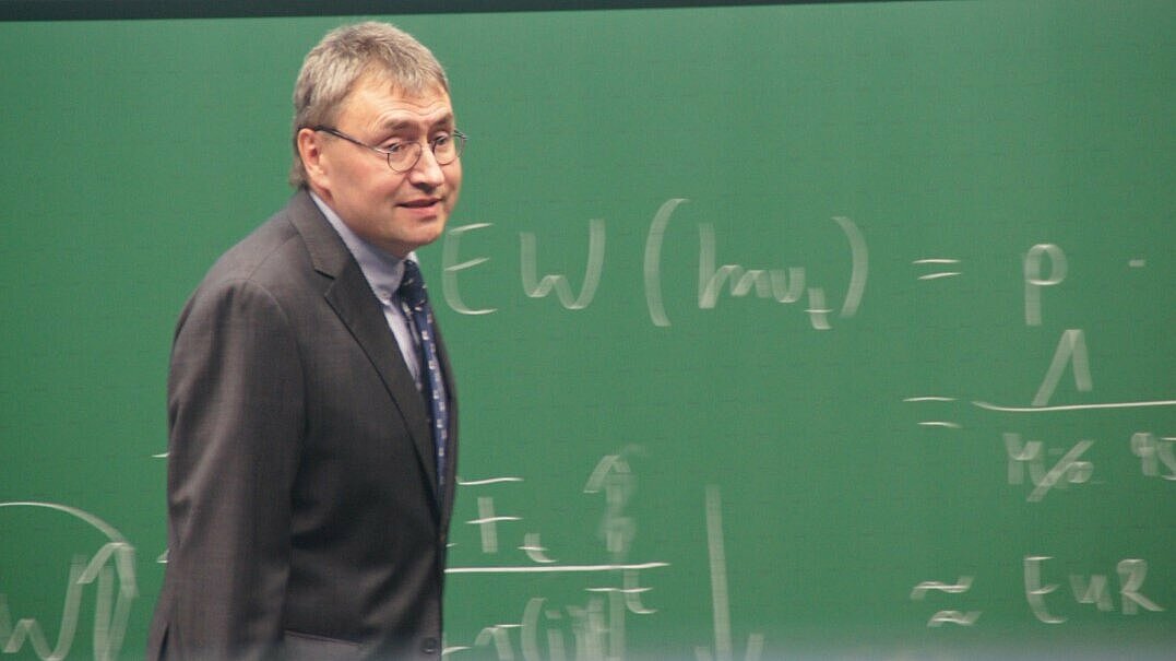 Prof. Dr. Claus Koss lehrt Betriebswirtschaftslehre an der OTH Regensburg. Als Alumnus der University of Birmingham (England/UK) interessiert er sich besonders für die Auswirkungen des BREXIT. Seine Einschätzung: "Viele Unternehmen haben die Auswirkungen im Rechnungswesen noch nicht genügend realisiert." Foto: M. Koss 
