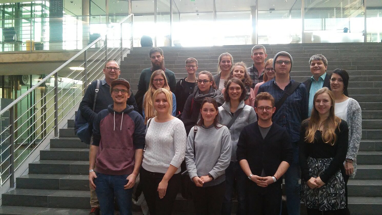 Gruppe der Studierenden im Paul Löbe Haus Deutscher Bundestag (rechts Stefan Schmidt MdB, links Prof. Dr. Wolfram Backert).