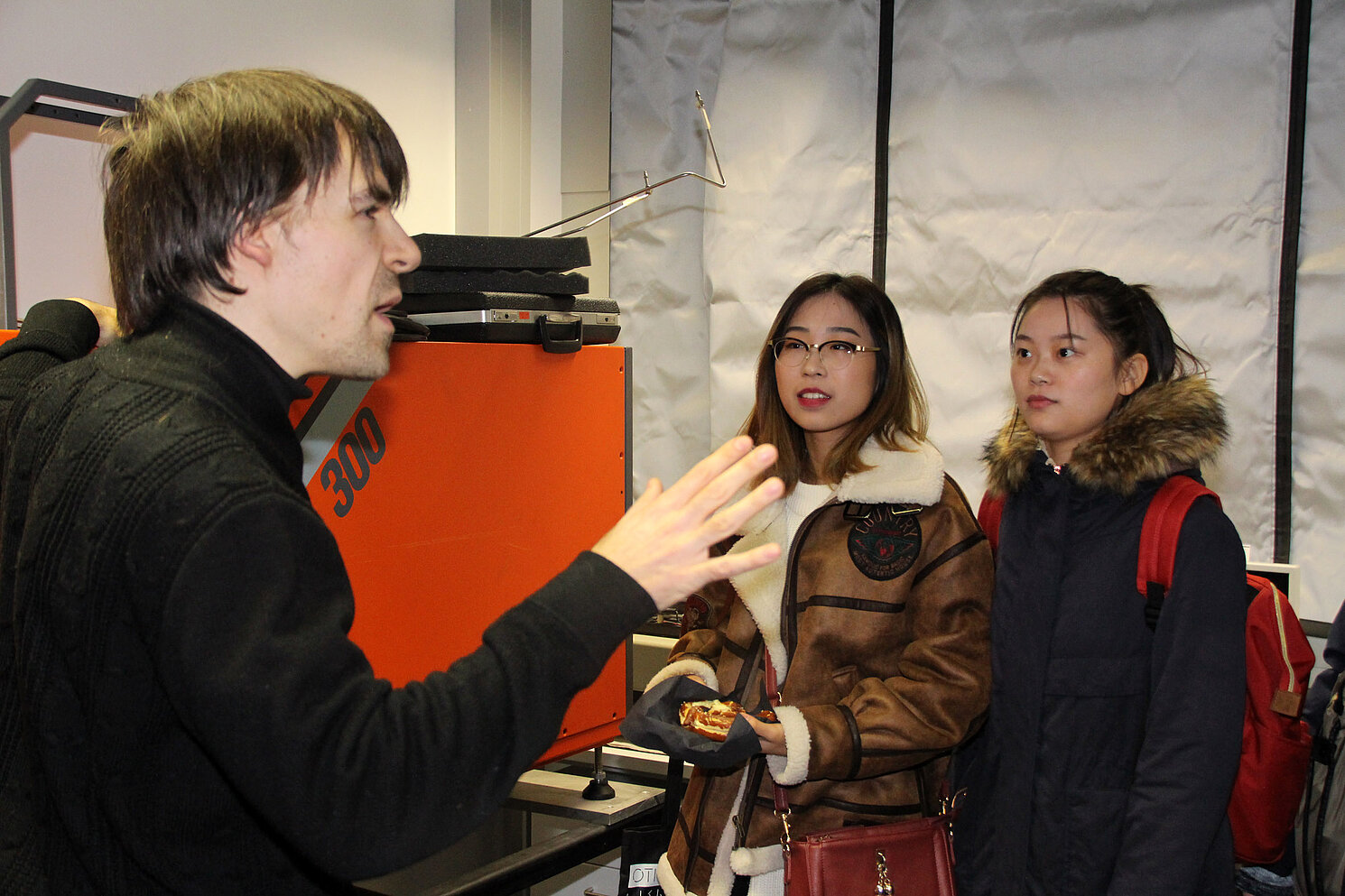 Zwei Studentinnen der USST Shanghai im Photonik Labor der OTH Regensburg.