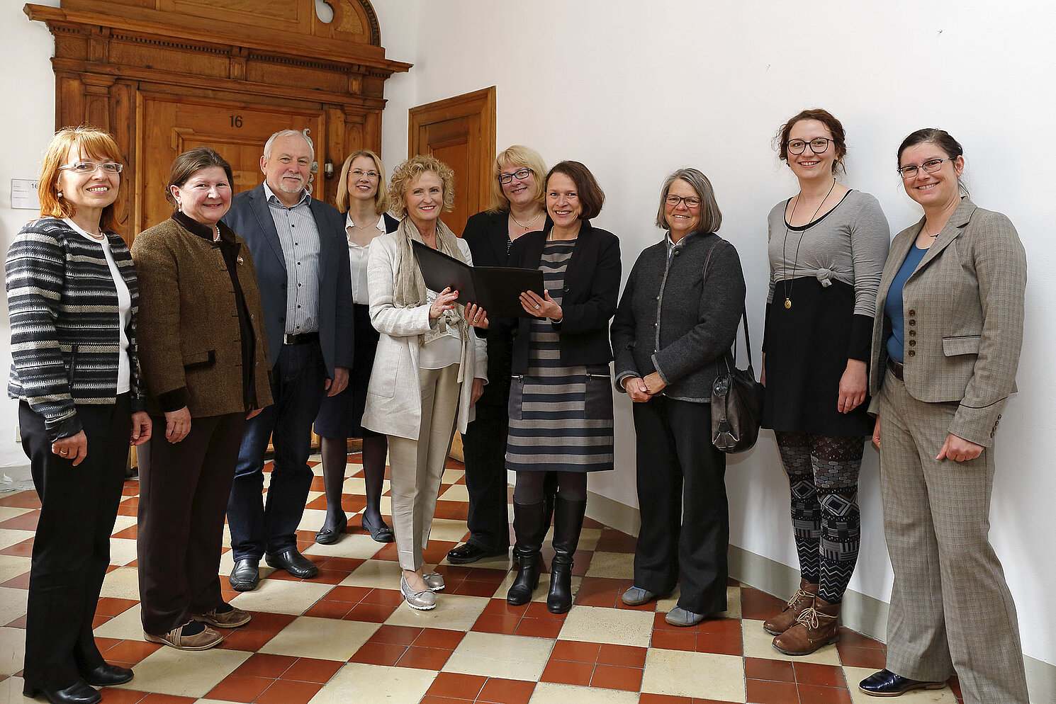 Für die OTH Regensburg überreichte Vanessa Höcherl (2.v.r.) gemeinsam mit weiteren Vertreterinnen von "ff - frauen führen 2.0" die Petition an die Stadt. Foto: Stadt Regensburg, Peter Ferstl 