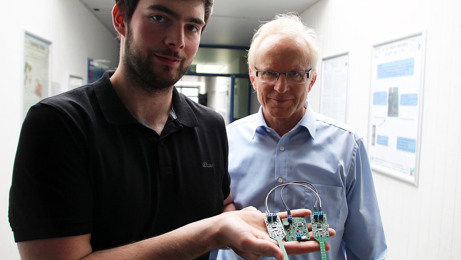 Von links: Thomas Forster und Prof. Dr. Martin Schubert von der Fakultät Elektro- und Informationstechnik mit dem realisierten IoT-Bussystem. 