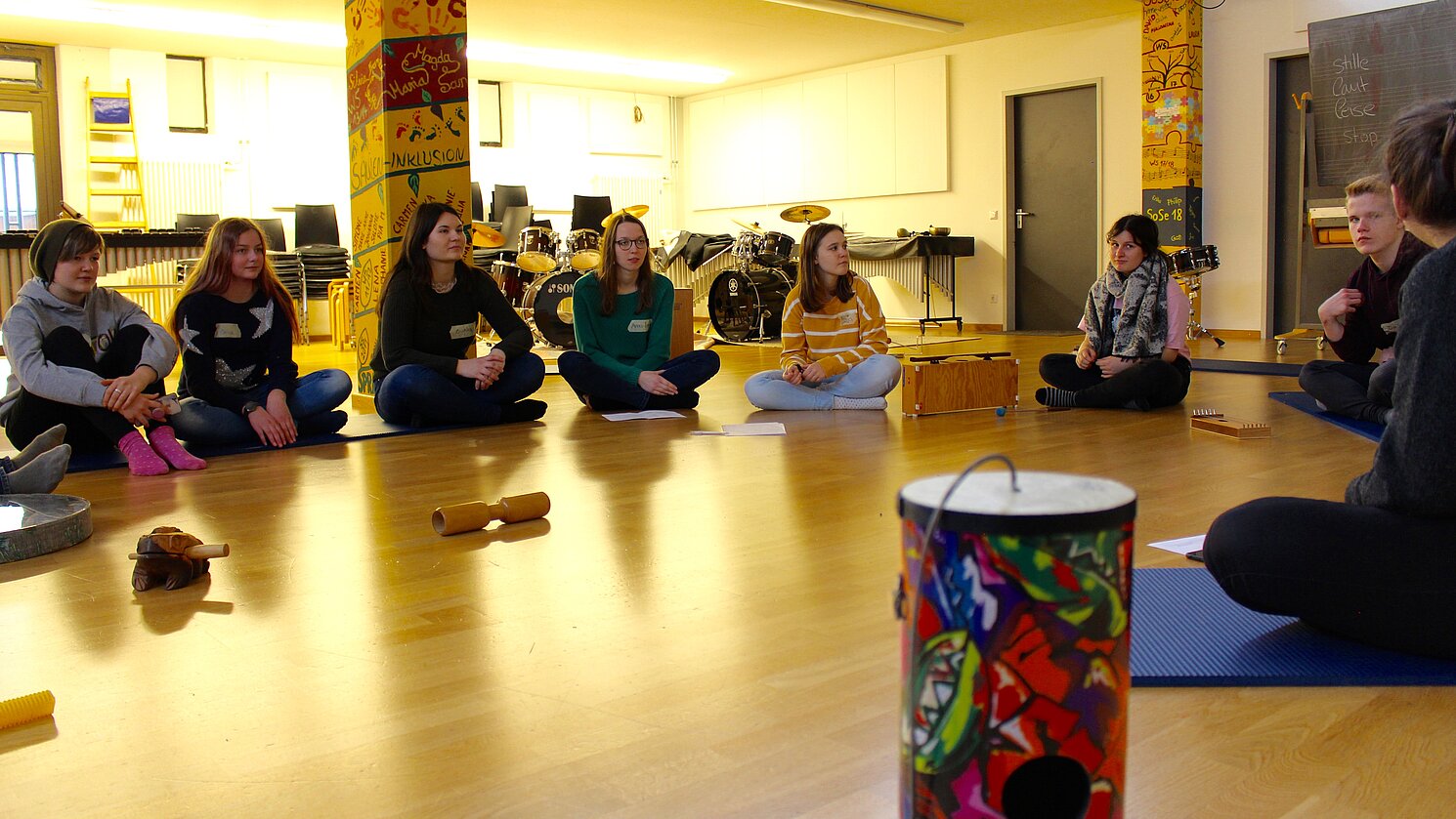 Am Projekttag im Januar 2019 durften sich die 22 Schülerinnen und Schüler an der OTH Regensburg in einem multimedial angelegten Ansatz von der außergewöhnlichen Arbeitsweise des Komponisten John Cage inspirieren lassen.