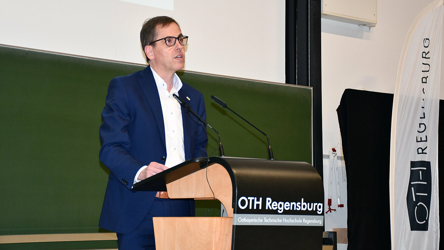 Präsident Prof. Dr. Ralph Schneider hieß knapp 2500 Studienanfängerinnen und -anfänger an der OTH Regensburg willkommen. Foto: OTH Regensburg/Michael Hitzek