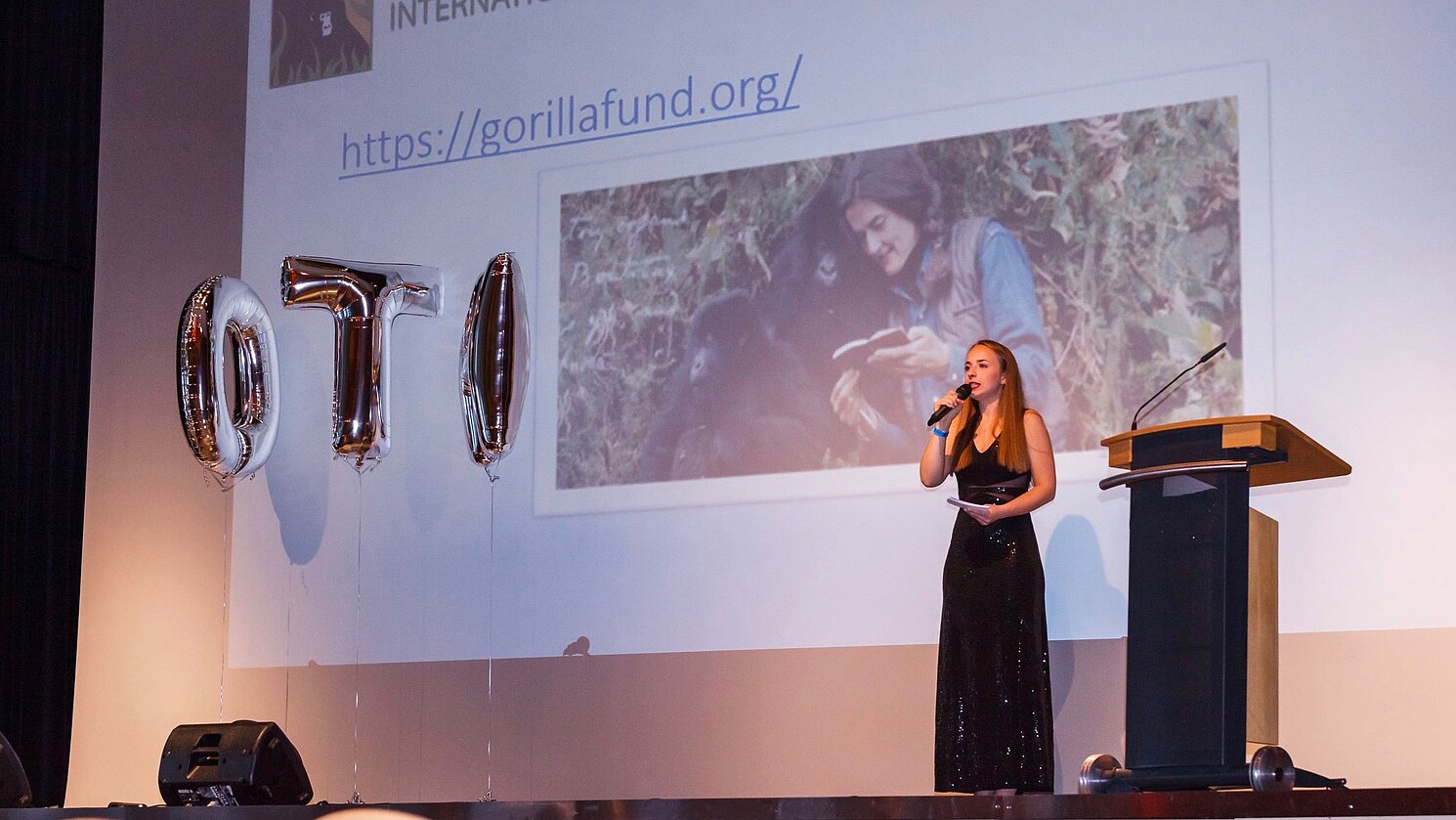 Fachschaftsmitglied Jenny Slanina informiert die Gäste über die Tombola. Die Einnahmen der Tombola wurden an zwei gemeinnützige Stiftungen gespendet: an den Hydrosolution e. V. und den Verein Dian Fossey Gorilla Fund International. Fotos: Lukas und Laura Pokorny, Fachschaft Betriebswirtschaft e.V.