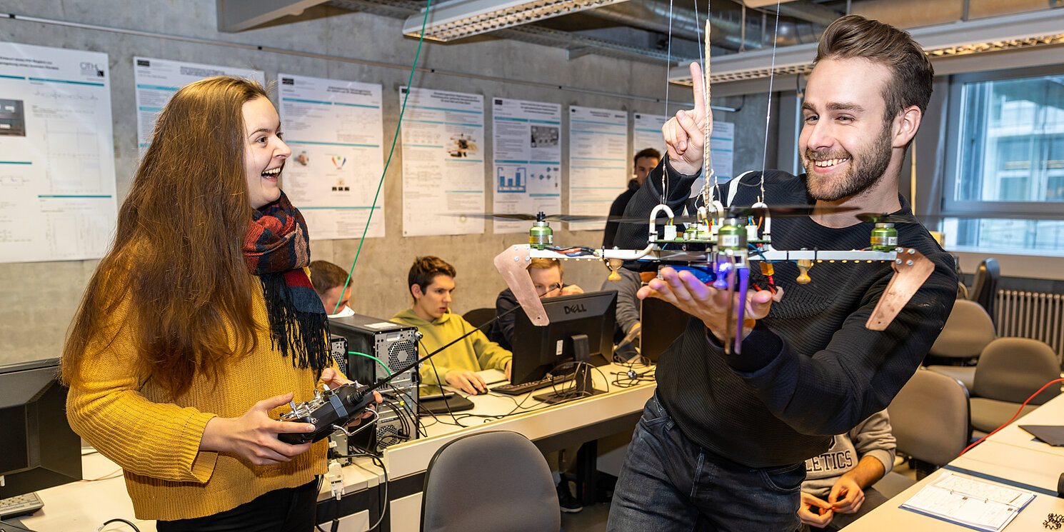 Zwei Studierende im Labor Regelungstechnik beim Test einer Drohne