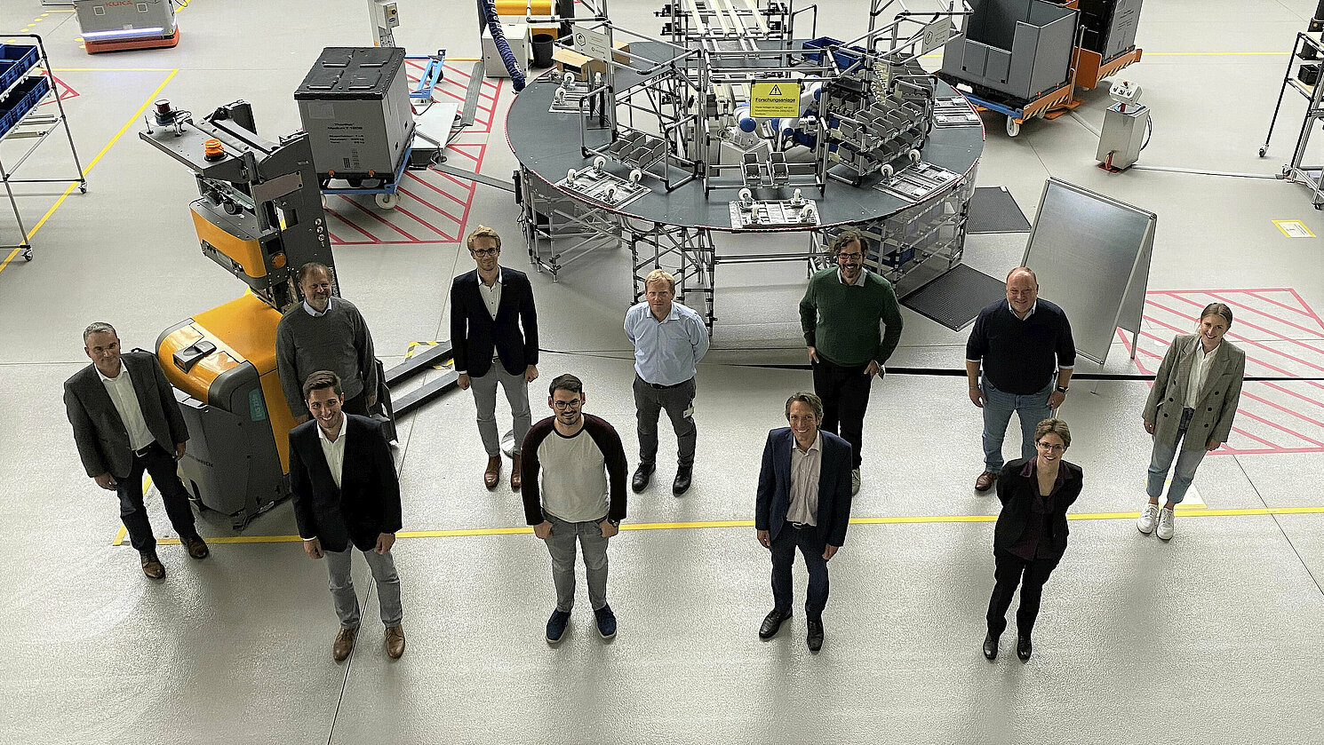 Zum Kick-off des Projekts TwInTraSys kamen Vertreter*innen der beteiligten Unternehmen, der OTH Regensburg und der Hochschule Landshut am TZ PULS in Dingolfing zusammen.