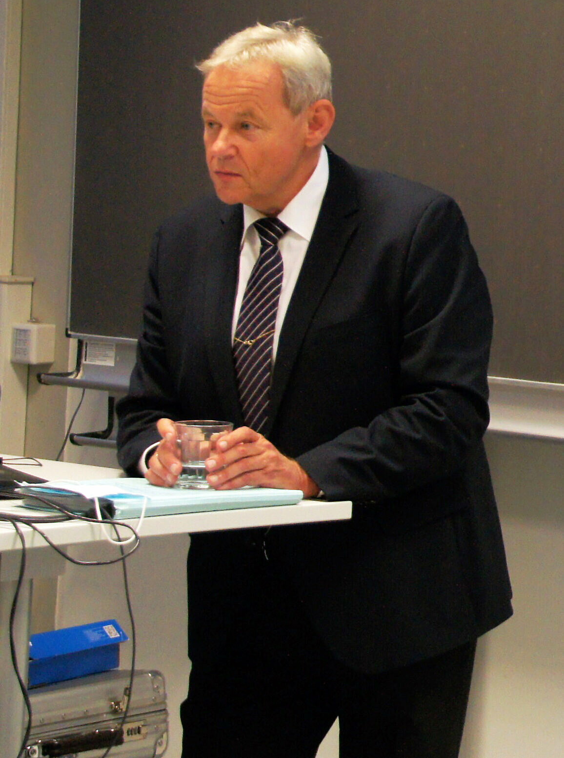 Bundesbankdirektor Jürgen Büschelberger sprach vor Studierenden der OTH Regensburg über Banken und Finanzaufsicht.