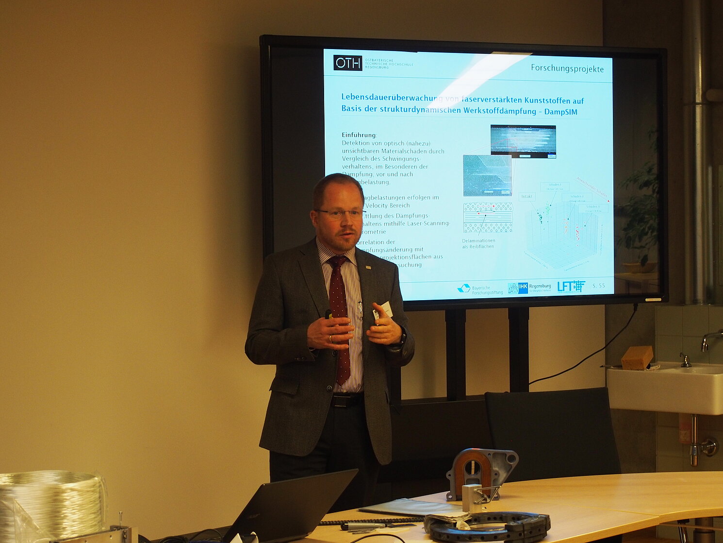 Prof. Dr.-Ing Ingo Ehrlich, Laborleiter LFT, beim Vortrag. Foto: OTH Regensburg