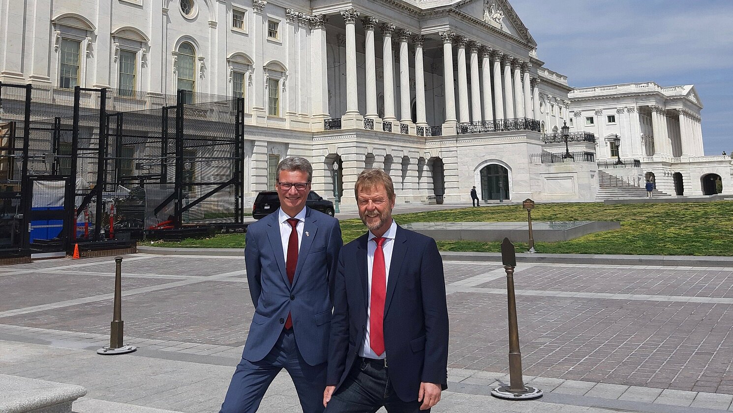 Von links: Staatsminister Bernd Sibler und der Präsident der OTH Regensburg Prof. Dr. Wolfgang Baier vor dem Kapitol in Washington, USA. Von links: Staatsminister Bernd Sibler und der Präsident der OTH Regensburg Prof. Dr. Wolfgang Baier vor dem Kapitol in Washington, USA.