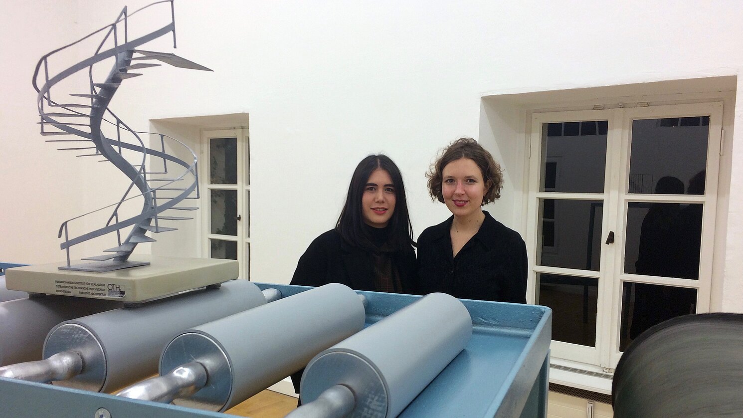 Von links: Die Künstlerin Jasmin Werner zusammen mit Kuratorin Miriam Bettin im Kunstverein Braunschweig e. V.