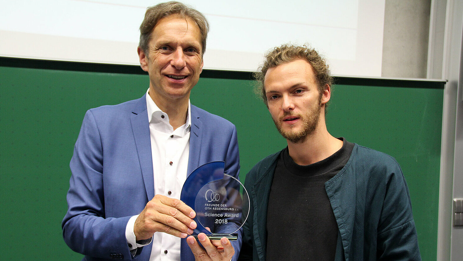 Preisverleihung: (von links) Eduard B. Wagner mit Simon Stolz. 