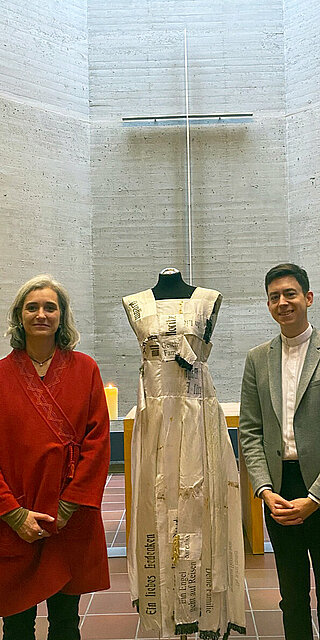 Hochschulpfarrer Dr. Martin Seiberl freut sich, das Kunstobjekt pomegranate_peace_4 von der Künstlerin Ilona Maria Amann noch bis 23.12.2025 in der Uni-Kapelle ausstellen zu dürfen. Foto: Luise Wagenhofer