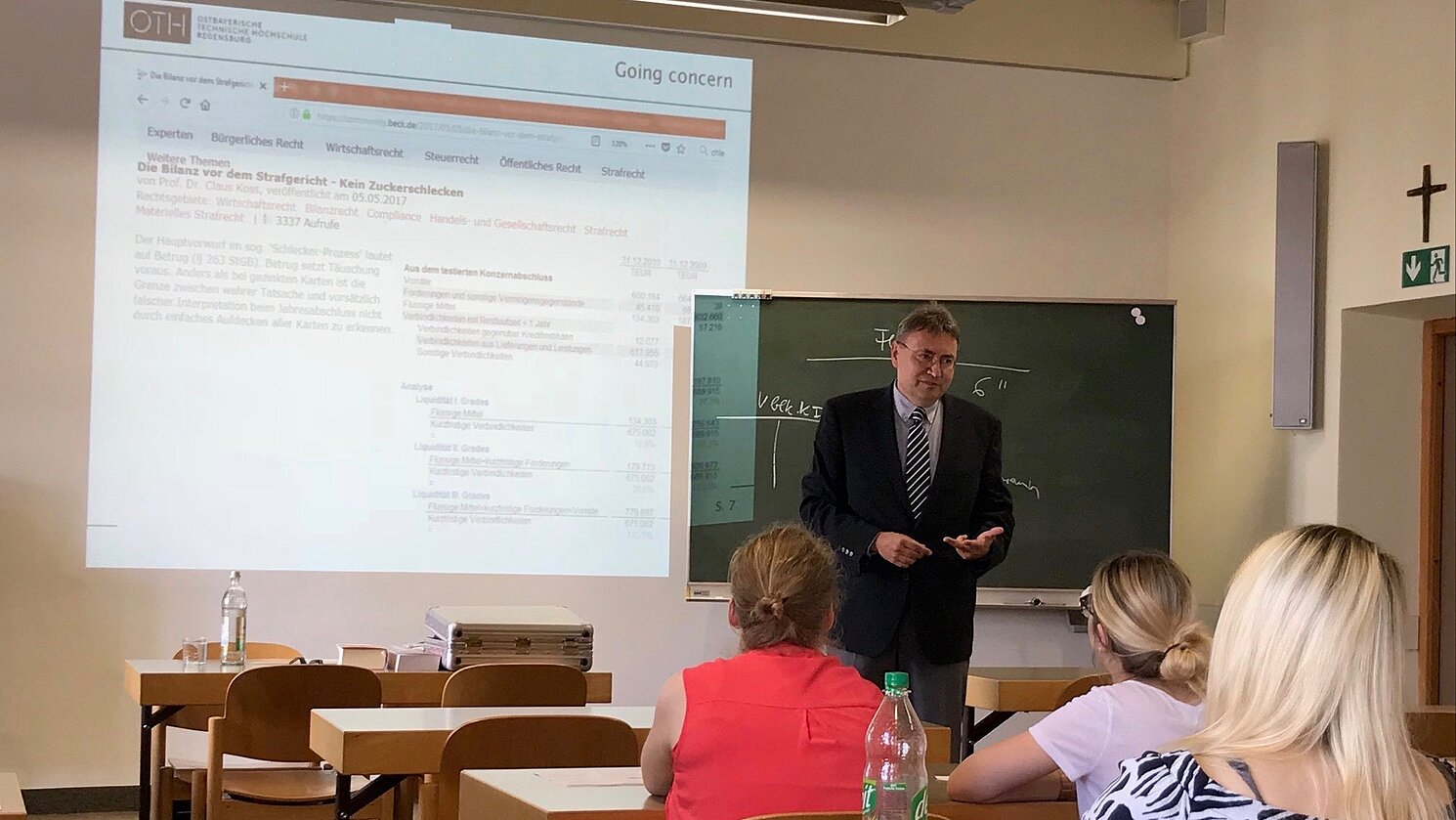 Prof. Dr. Claus Koss von der Fakultät Betriebswirtschaft zu Gast an der Staatlichen Berufsschule II in Straubing.