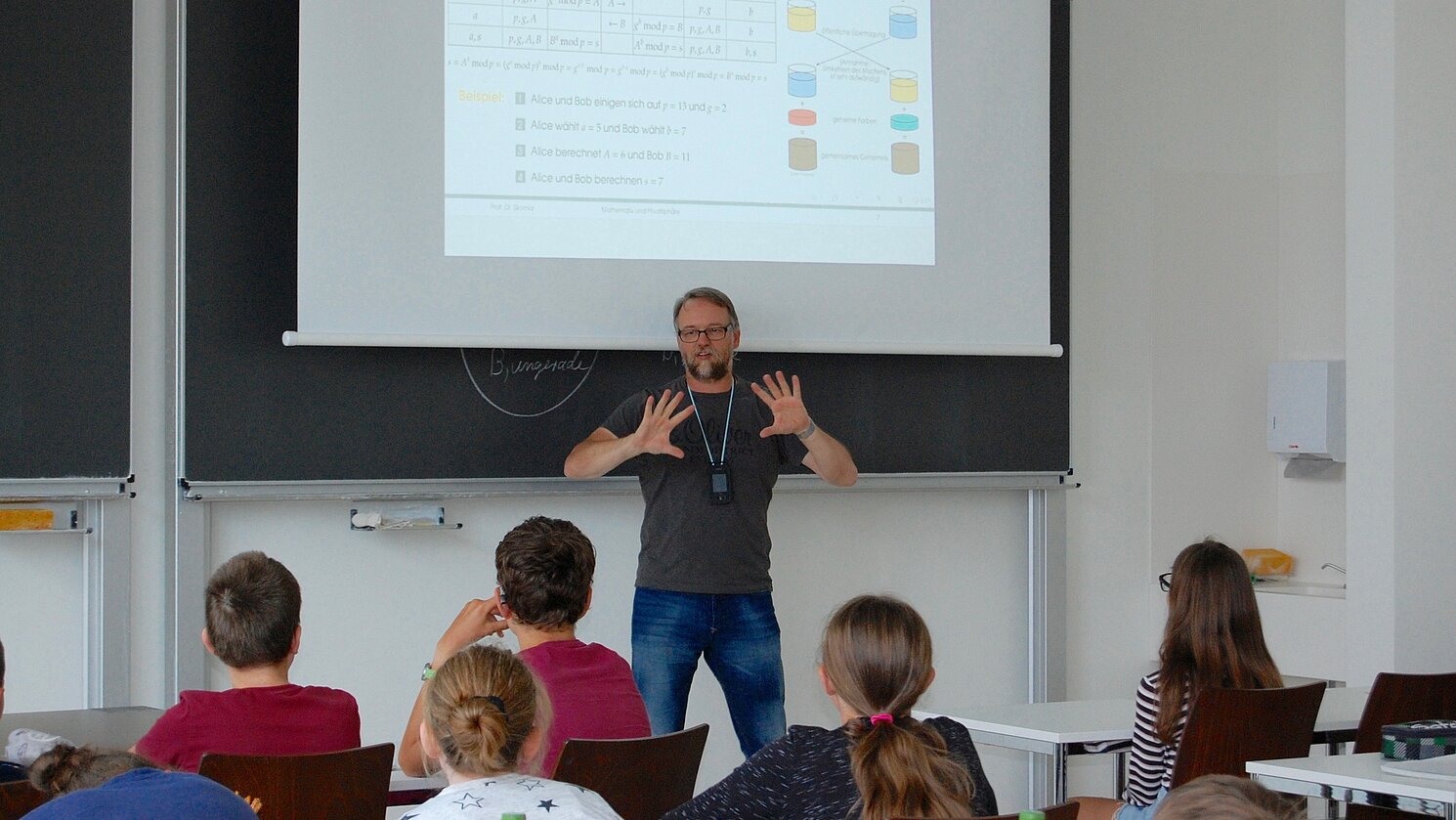 Prof. Dr. Christoph Skornia von der Fakultät Informatik und Mathematik der OTH Regensburg mit den jungen Oberpfälzer Preisträgerinnen und Preisträgern der „27. Fürther Mathematik-Olympiade“ beim „FüMO-Tag“ in Regensburg.