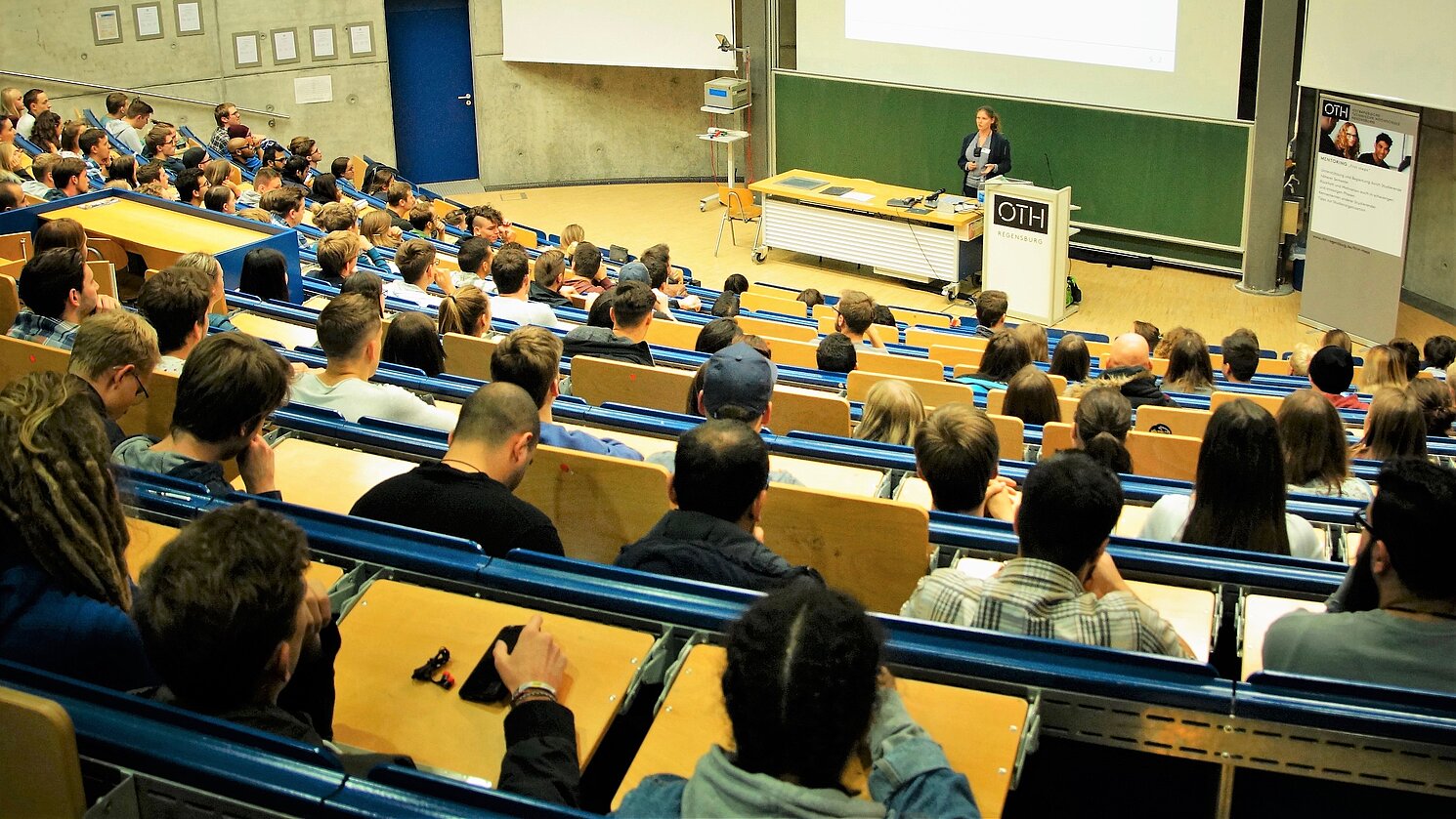 Bei der sehr gut besuchten Auftaktveranstaltung des Mentoring-Programms „first steps“ zu Beginn des Wintersemesters 2018/2019 informierte die Projektkoordinatorin Sabine Hoffmann (vorne) rund um das Programm. 