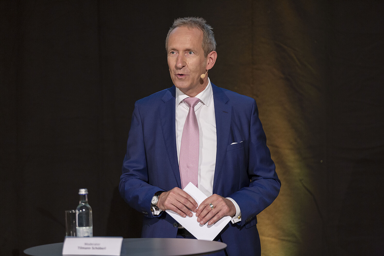 Tilmann Schöberl, selbst Absolvent der früheren Fachhochschule Regensburg, moderierte die Veranstaltung, die live ins Internet übertragen wurde. Fotos OTH Regensburg/Florian Hammerich