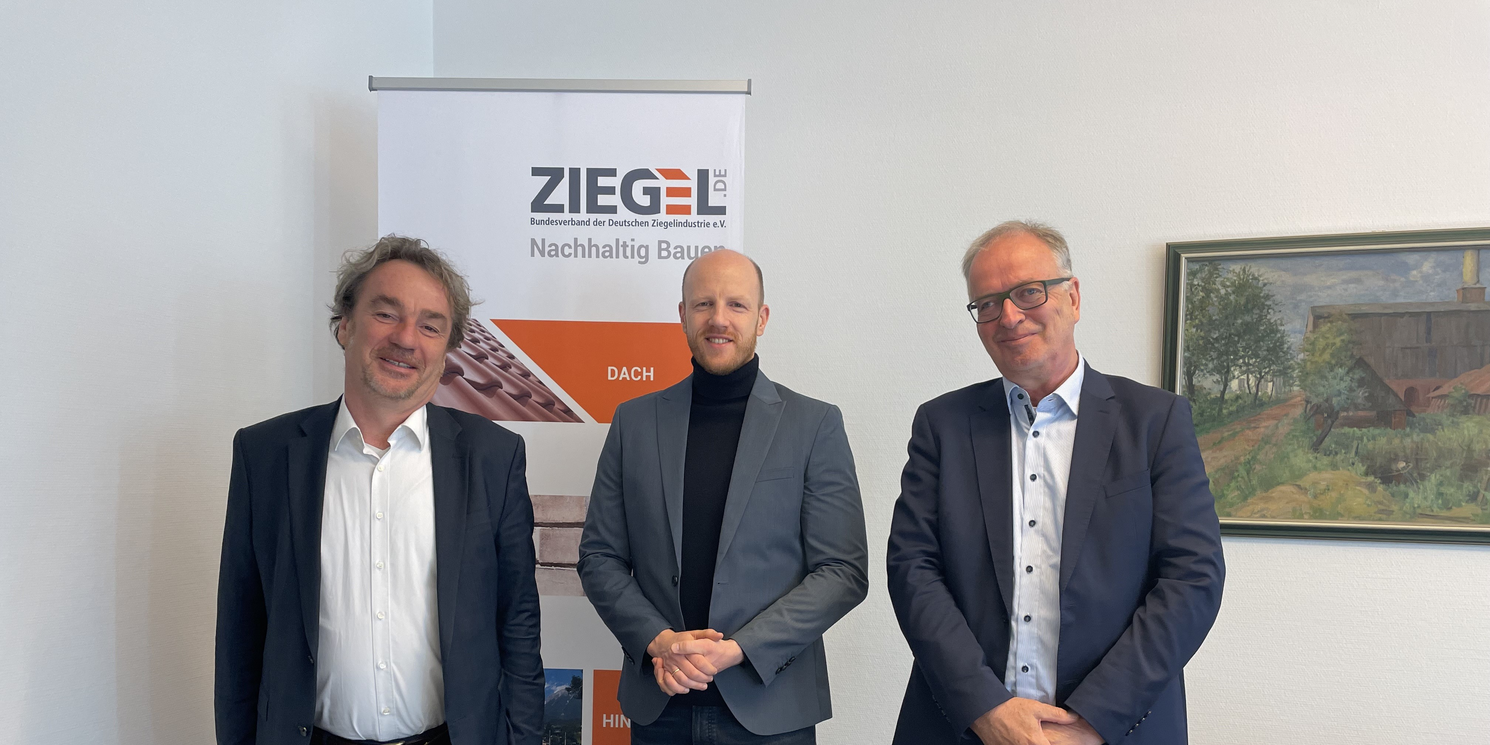 Zur Unterzeichnung der Vereinbarung kamen in der BVZi-Geschäftsstelle (v.l.) Prof. Dr. Detleff Schermer, Attila Gerhäuser (BVZi) und Dr. Udo Meyer (BVZi) zusammen. Zur Unterzeichnung der Vereinbarung kamen in der BVZi-Geschäftsstelle (v.l.) Prof. Dr. Detleff Schermer, Attila Gerhäuser (BVZi) und Dr. Udo Meyer (BVZi) zusammen.