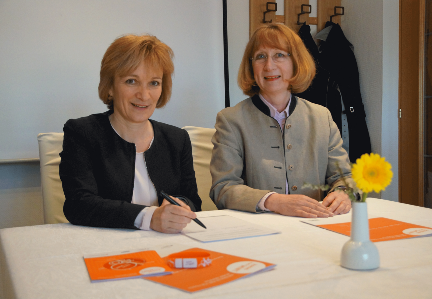 (von links): Prof. Dr. Christiane Hellbach, Frauenbeauftragte und Vizepräsidentin der OTH Amberg-Weiden, und Prof. Dr. Christine Süß-Gebhard, Frauenbeauftragte der OTH Regensburg.