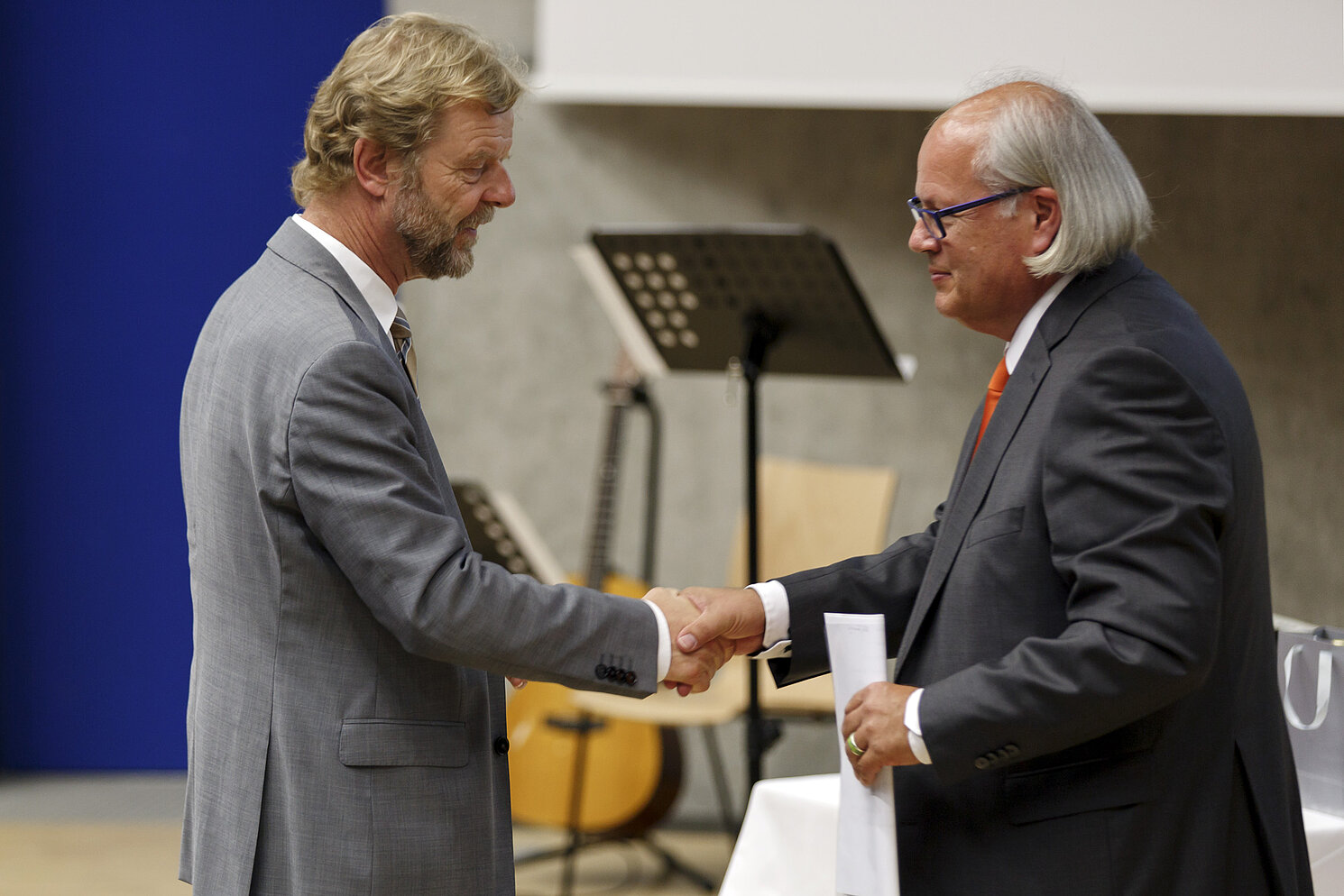 Prof. Dr. Wolfgang Baier, Präsident der OTH Regensburg dankt Johannes Paintl, dem Vorsitzenden der Stanglmeier-Stiftung.