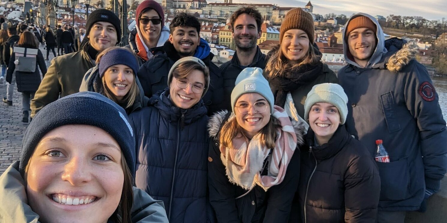 Menschen auf der Prager Karlsbrücke