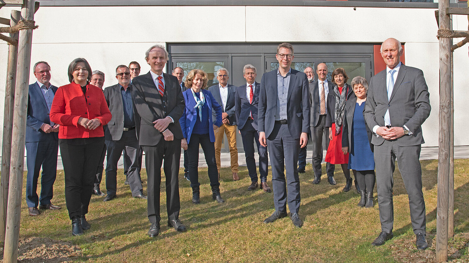 Wissenschaftsminister Markus Blume (1. Reihe 2. v.r.) im Kreis der Präsident*innen der bayerischen Hochschulen (HAW) an der Katholische Stiftungshochschule München.