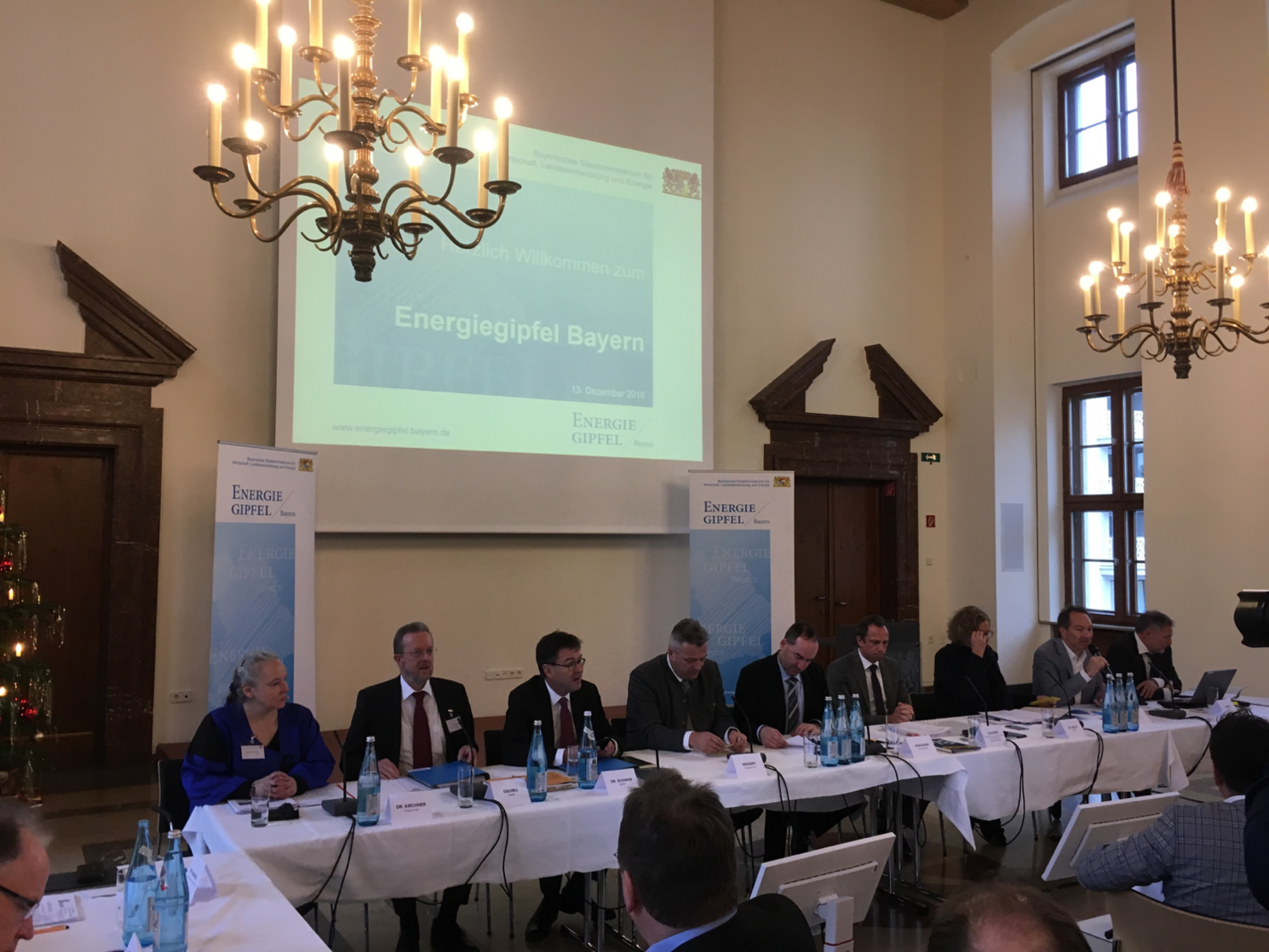 Staatsministerium in München am 13. Dezember 2018 mit zahlreichen Landtagsabgeordneten, Verbänden, Vertretern von Kommunen, der Energiewirtschaft und einschlägigen bayerischen Forschungseinrichtungen.