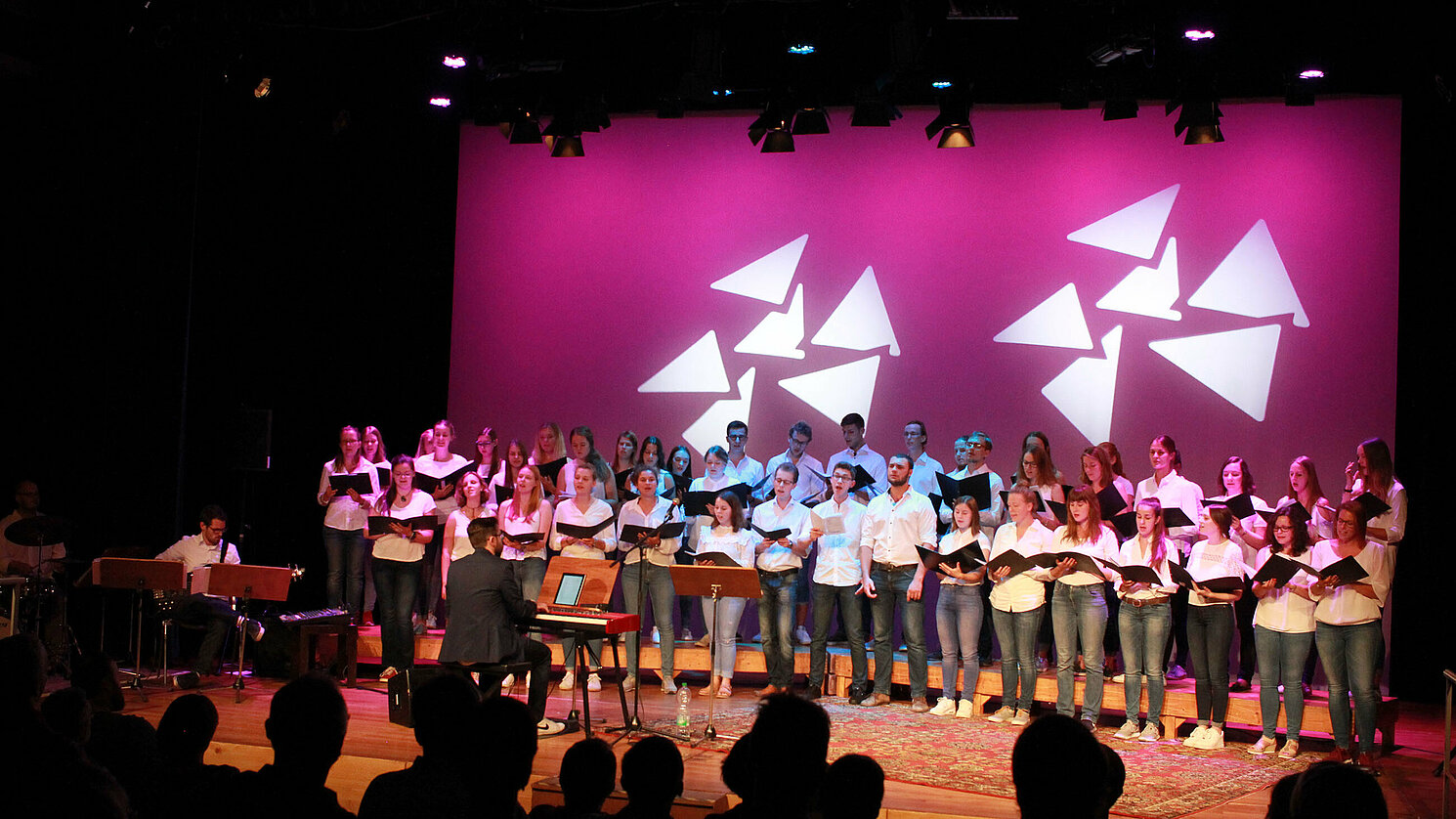 Der Chor der OTH Regensburg bei seinem Auftritt im Showzimmer. Der Chor der OTH Regensburg bei seinem Auftritt im Showzimmer.