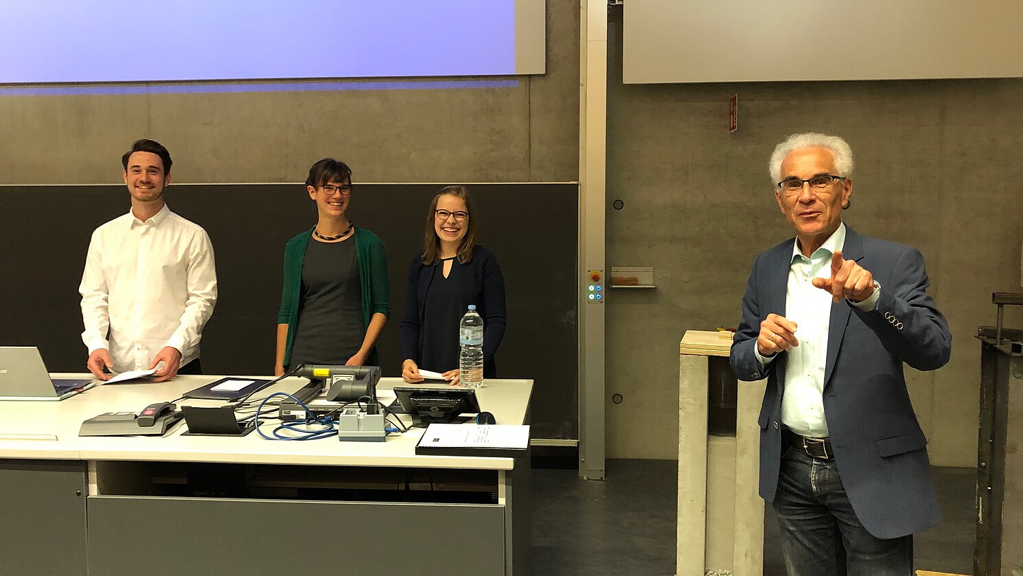 Prof. Andreas Ottl (ganz rechts) mit (von links:) Jonas Wagner, Sarah Meyer und Marie-Luise Plewka.