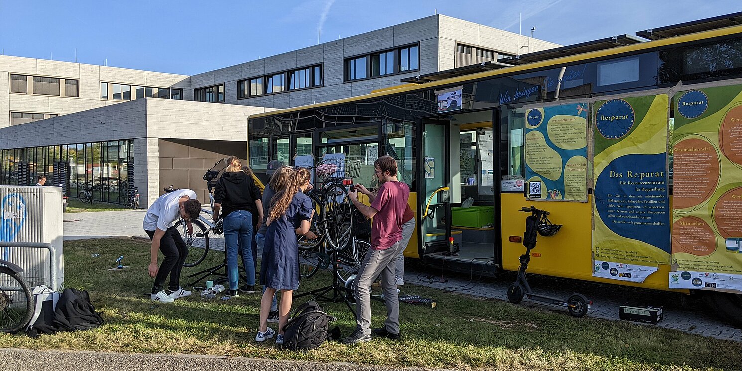 Studierende und Helfer reparieren die mitgebrachten Fahrräder.