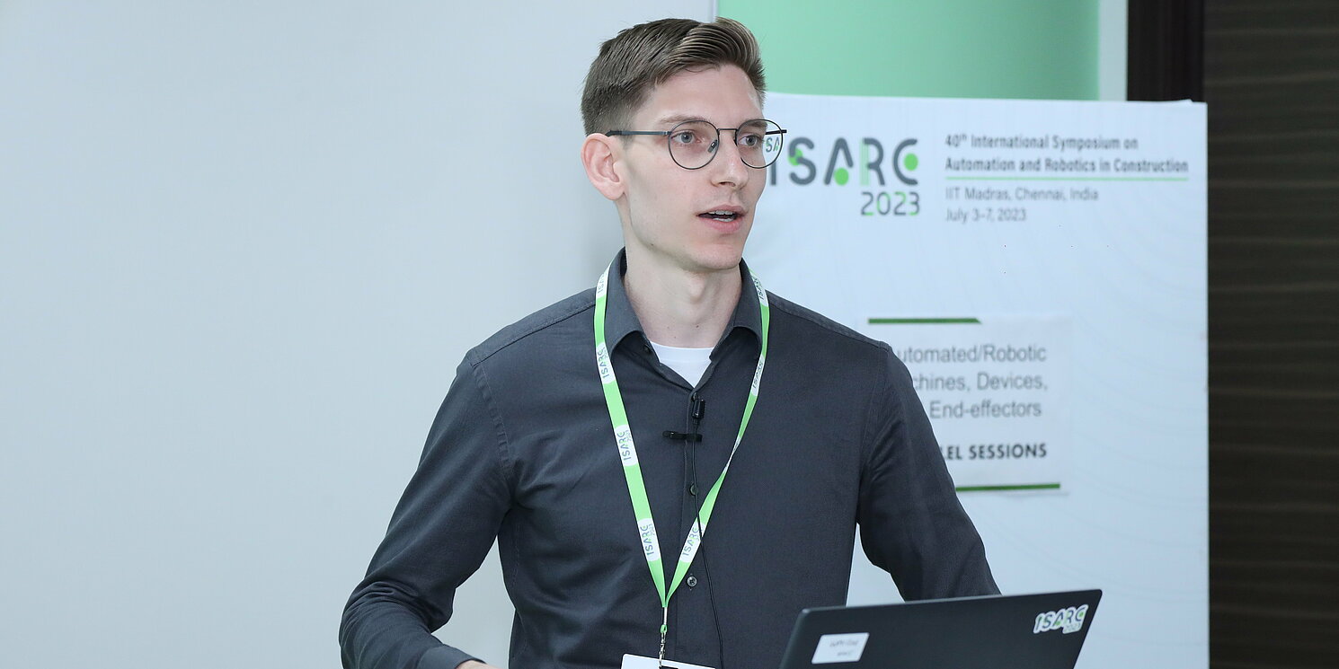 Marc Schmailzl bei seinem Vortrag auf der ISARC 2023