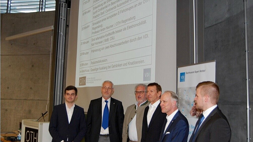 Von links: Masterand Fatlind Ahmeti, Prof. Anton Haumer, Hans-Georg Manns (VDI Nürnberg, Schatzmeister), Friedrich Graf (Continental), Prof. Dr. Frank Herrmann, Masterand Kilian Rehorik. 