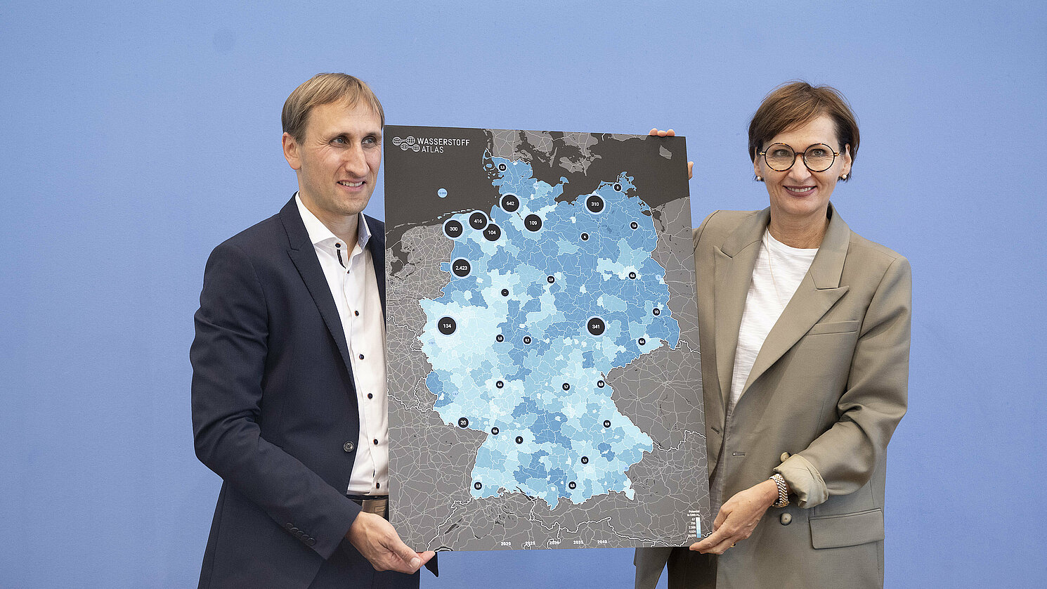 Bundesministerin Bettina Stark-Watzinger und Prof. Michael Sterner stellen den Wasserstoffatlas Deutschland vor. Foto: © BMBF/Hans-Joachim Rickel 