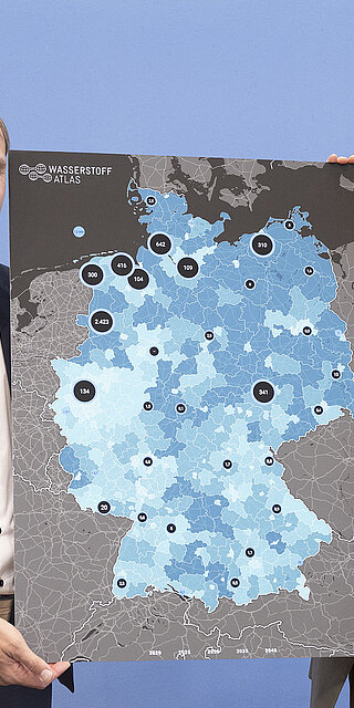 Bundesministerin Bettina Stark-Watzinger und Prof. Michael Sterner stellen den Wasserstoffatlas Deutschland vor. Foto: © BMBF/Hans-Joachim Rickel 