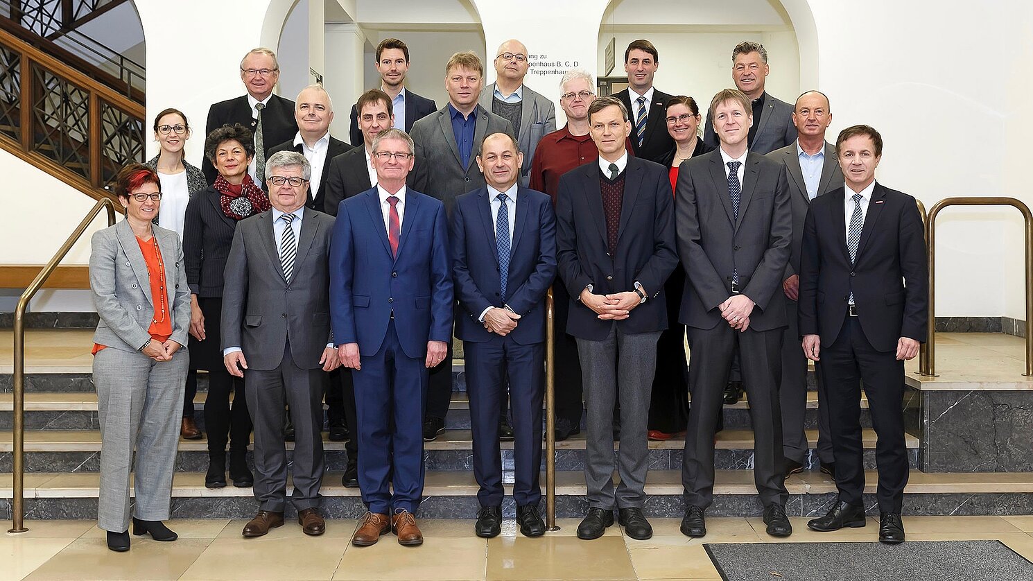 Die Vertreterinnen und Vertreter der zwölf Gründungsmitglieder des MINT-Labs Regensburg e. V., zusammen mit (7. von links) Prof. Dr. Ralph Schneider, Vizepräsident der OTH Regensburg. Foto: Stefan Effenhauser, Stadt Regensburg
