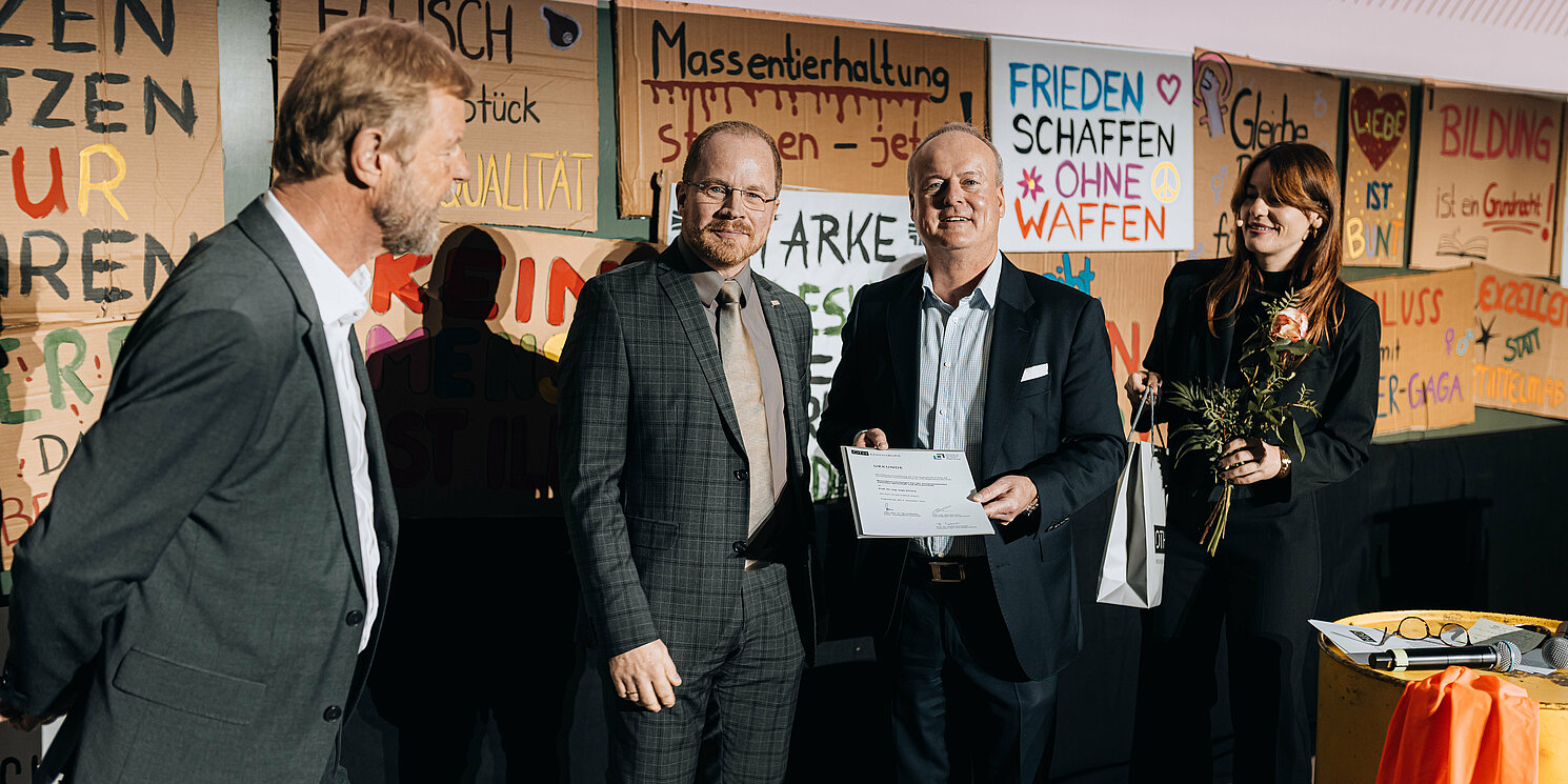 Prof. Dr. Ingo Ehrlich (2. von links) erhielt dieses Jahr den Preis der Stiftung zur Förderung der OTH Regensburg für besondere Leistungen in der Zusammenarbeit zwischen Wissenschaft und Wirtschaft. Foto: OTH Regensburg/Sebastian Pieknik