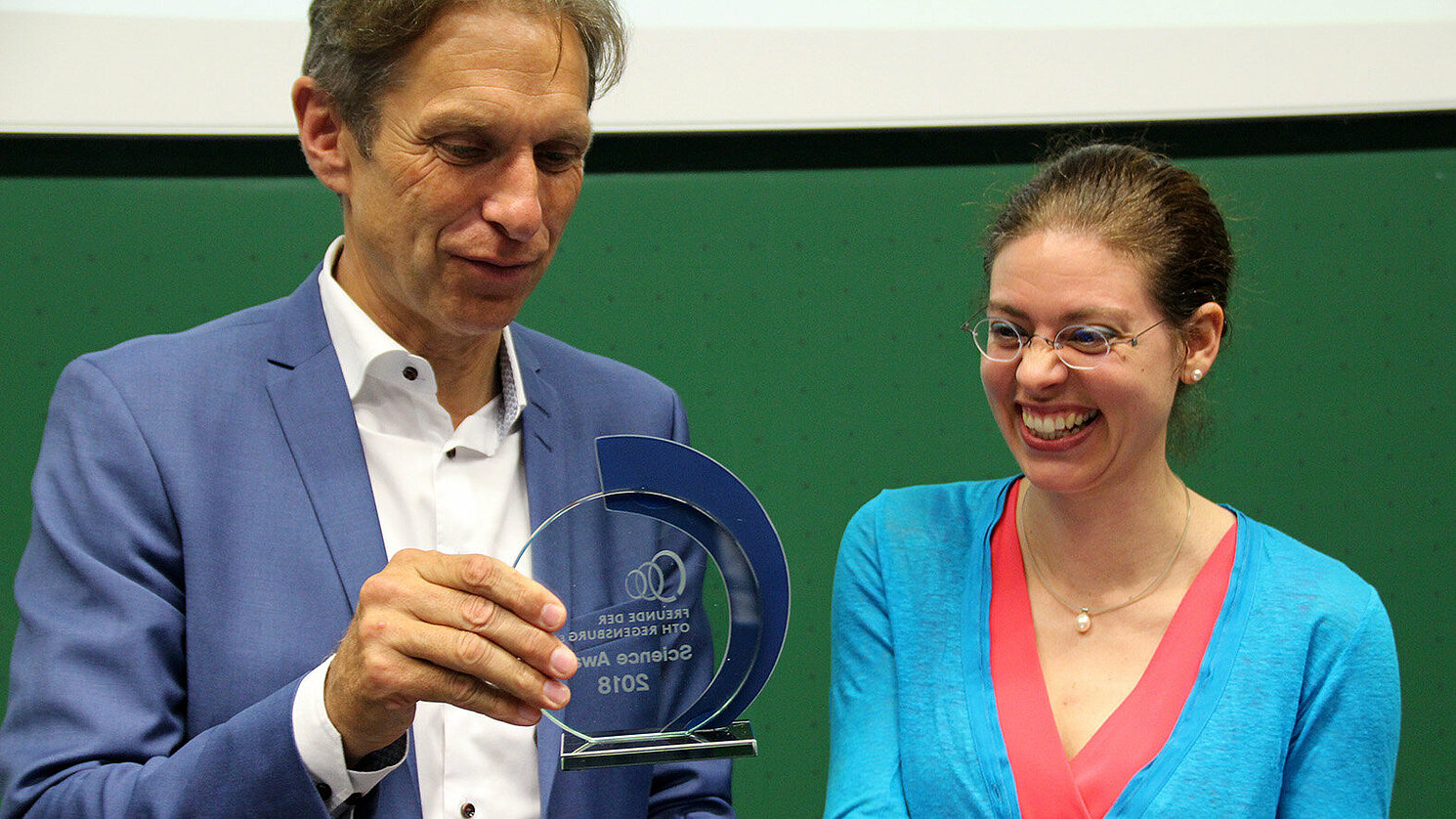 Preisverleihung: Eduard B. Wagner mit Sarah Weber. 