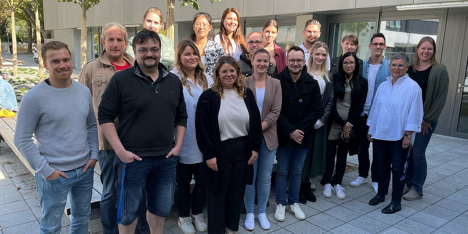 Borislav Bačić studiert seit dem Wintersemester 2023/2024 im mittlerweile achten Durchgang des berufsbegleitenden Bachelorstudiengangs Pflegemanagement an der OTH Regensburg. Der teilnehmerstarke Jahrgang startete mit 20 Studierenden. Foto: Anne Wirth Gruppenfoto vom Studienstart des 8. Durchgangs des berufsbegleitenden Bachelorstudiengangs Pflegemanagement