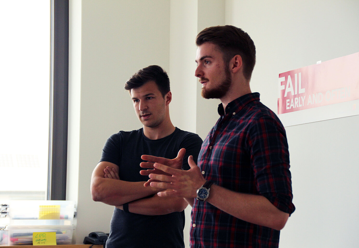 Diese Studenten wollen im Wohnheim künftig Waschmaschine, Bohrer und Geschirrspülmaschine mittels einer App gemeinsam nutzen.