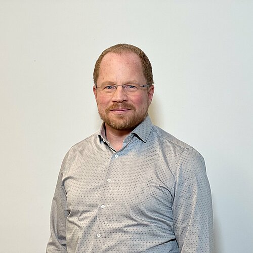 Portrait eines Professors der Fakultät Maschinenbau vor weißem Hintergrund