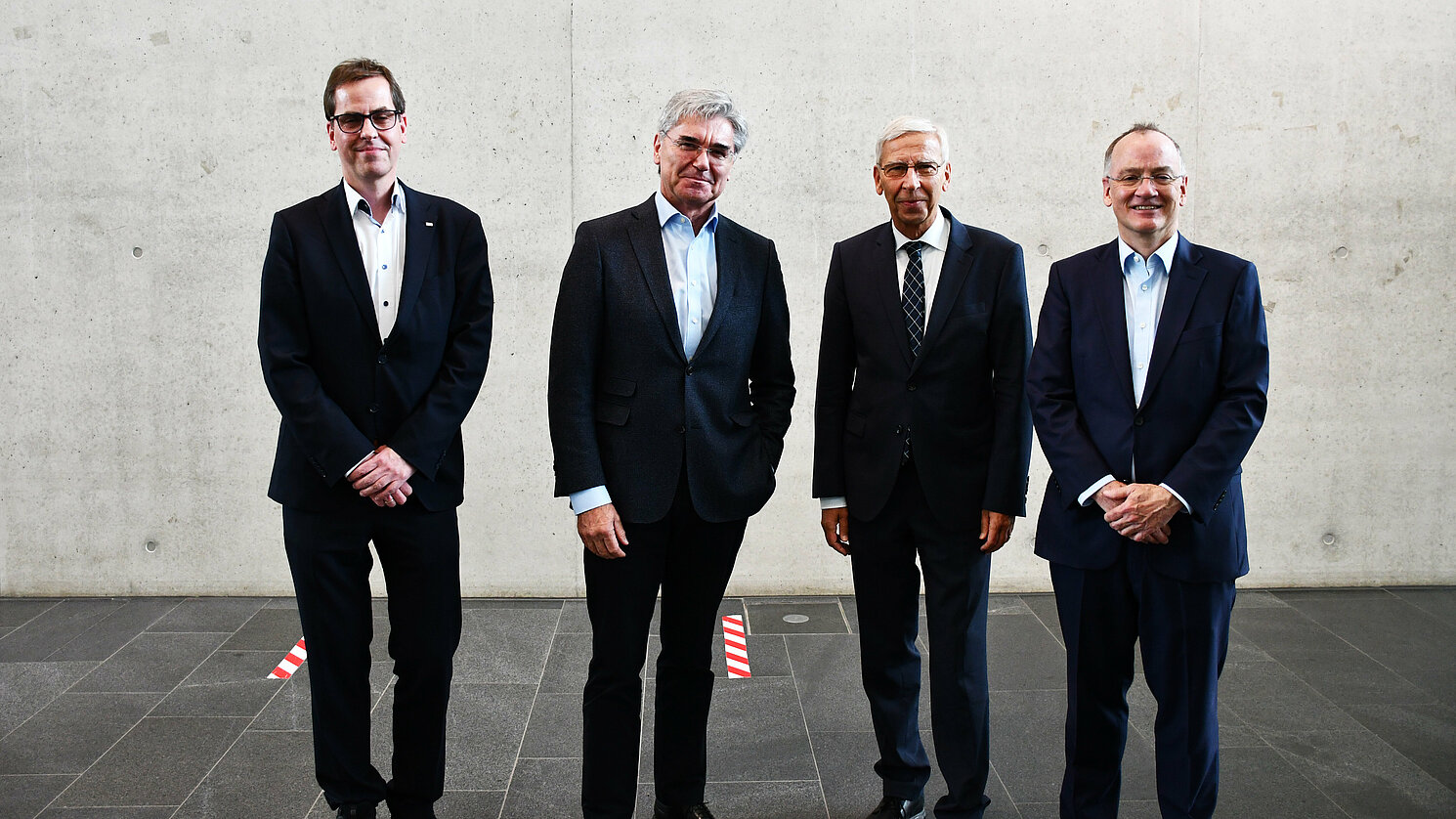 Joe Kaeser (2.v.li.) wurde in Regensburg in Empfang genommen von (v.li.) Prof. Dr. Ralph Schneider, Präsident der OTH Regensburg, Prof. Dr. Udo Hebel, Präsident der Universität Regensburg, und von Prof. Dr. Michael Dowling von der "Leadership Group". 