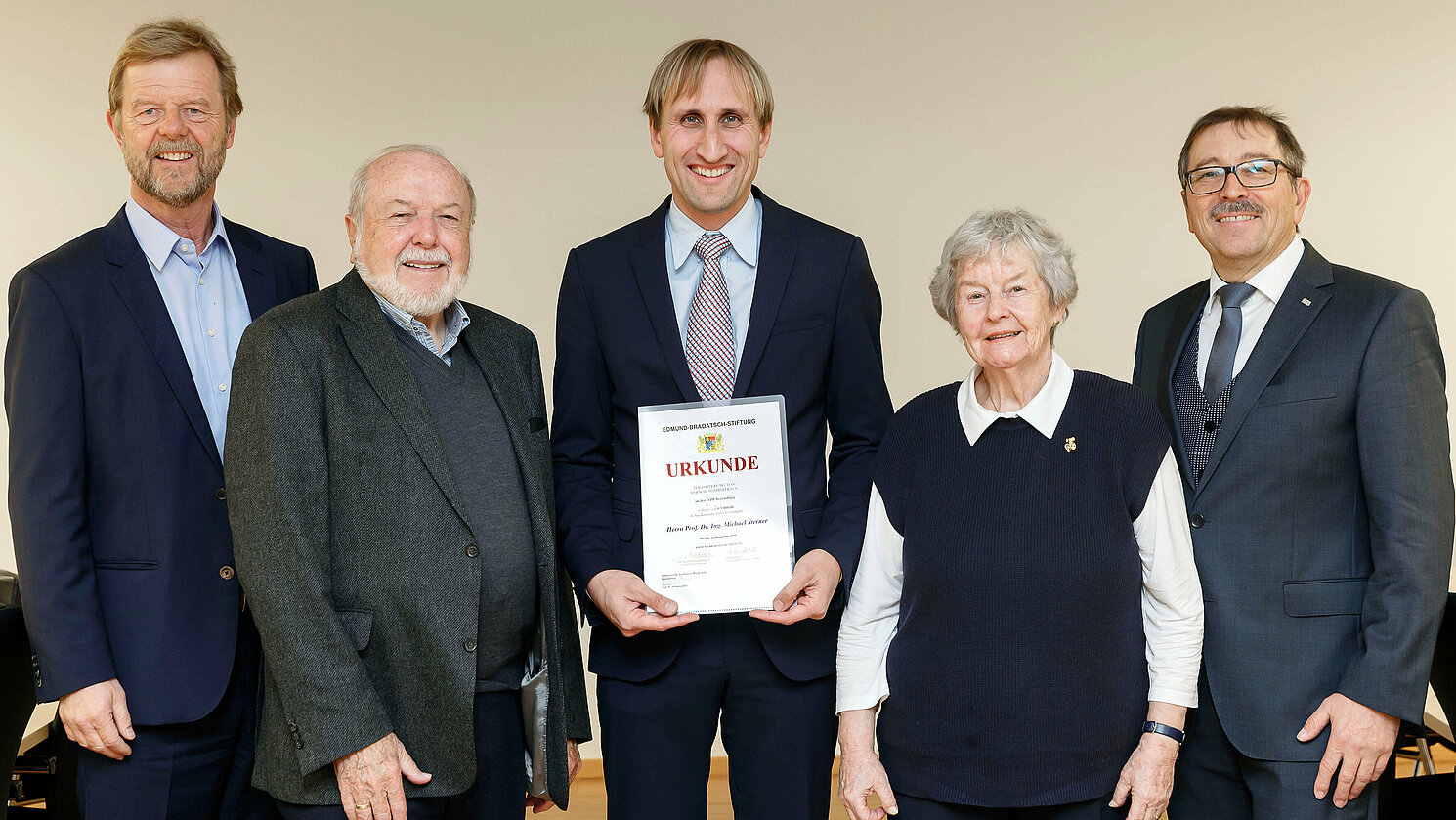 Die Stiftungsgründer Edmund Bradatsch (2.v.l.) und Helga Bradatsch verleihen Prof. Dr. Michael Sterner (3.v.l.) von der Fakultät Elektro- und Informationstechnik der OTH Regensburg den Wissenschaftspreis der Stiftung. Mit dabei Prof. Dr. Wolfgang Baier (links), Präsident der OTH Regensburg, und Prof. Dr. Wolfgang Bock (rechts), Mitglied des Stiftungsrats der Edmund-Bradatsch-Stiftung.