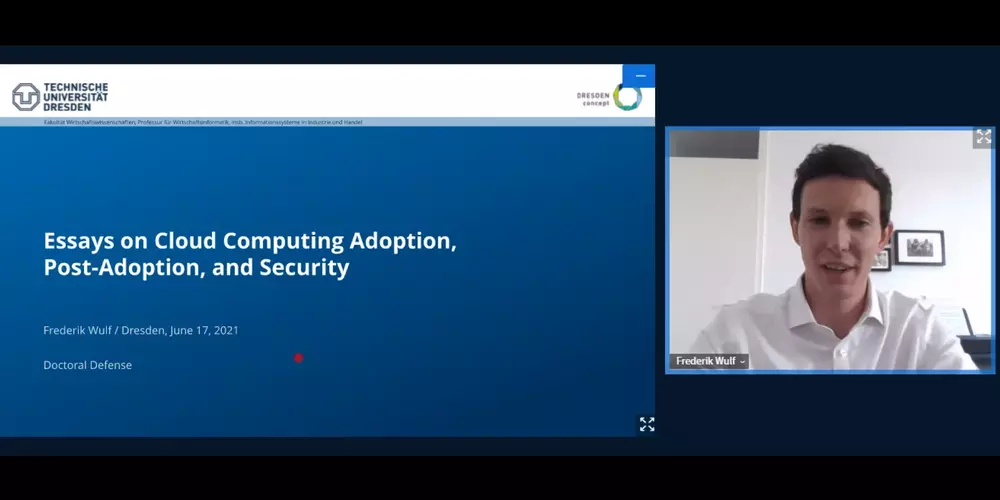 Ein Screenshot zeigt Frederik Wulf und die Titelfolie der Präsentation bei seiner virtuellen Verteidigung