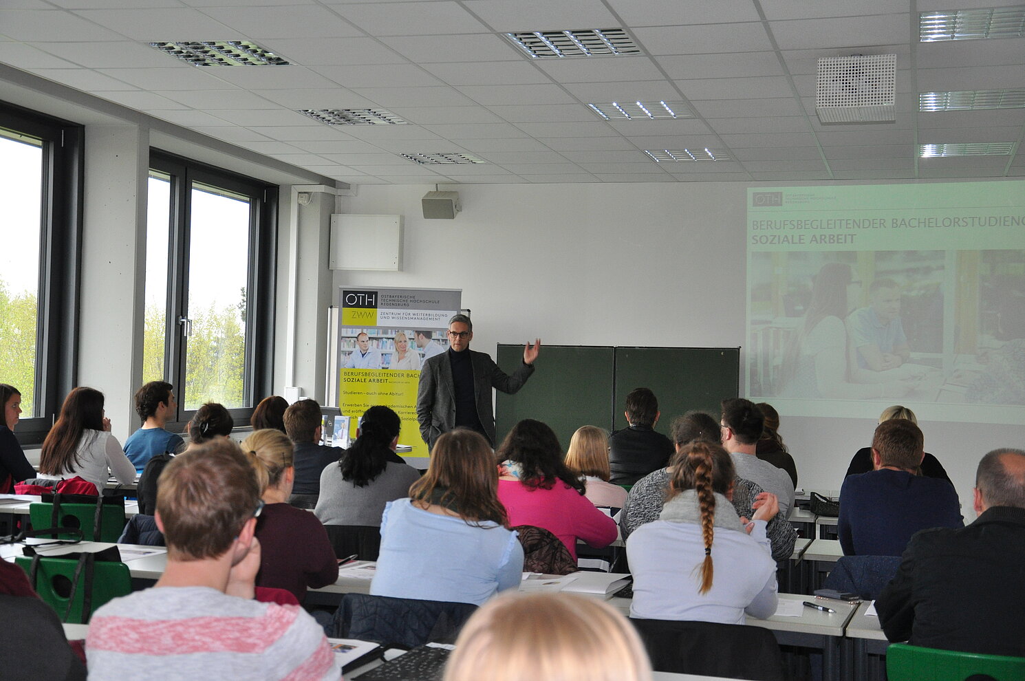 Die Infoabend-Reihe zum dezentralen berufsbegleitenden Bachelorstudiengang Soziale Arbeit war gut besucht. Foto: OTH Regensburg